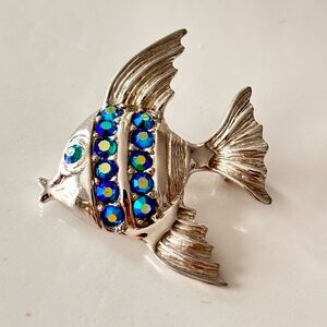 🌷 5/25$ Silver Fish Brooch with Blue Crystal Accents - Fashion Jewelry